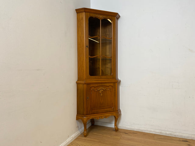 WMK I Hochwertige handverzierte 60er Jahre Chippendale Eckvitrine in Nussbaum I Eckschrank Glasvitrine Geschirrschrank Wohnzimmerschrank Eckkommode Highboard Vintage Barock I Berlin Leipzig Hannover