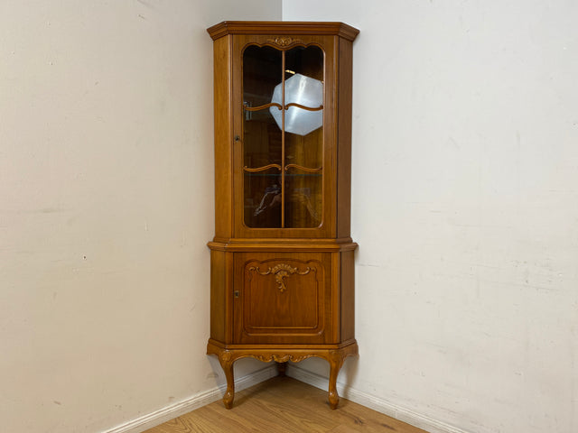 WMK I Hochwertige handverzierte 60er Jahre Chippendale Eckvitrine in Nussbaum I Eckschrank Glasvitrine Geschirrschrank Wohnzimmerschrank Eckkommode Highboard Vintage Barock I Berlin Leipzig Hannover