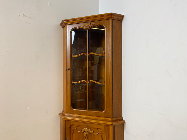 WMK I Hochwertige handverzierte 60er Jahre Chippendale Eckvitrine in Nussbaum I Eckschrank Glasvitrine Geschirrschrank Wohnzimmerschrank Eckkommode Highboard Vintage Barock I Berlin Leipzig Hannover