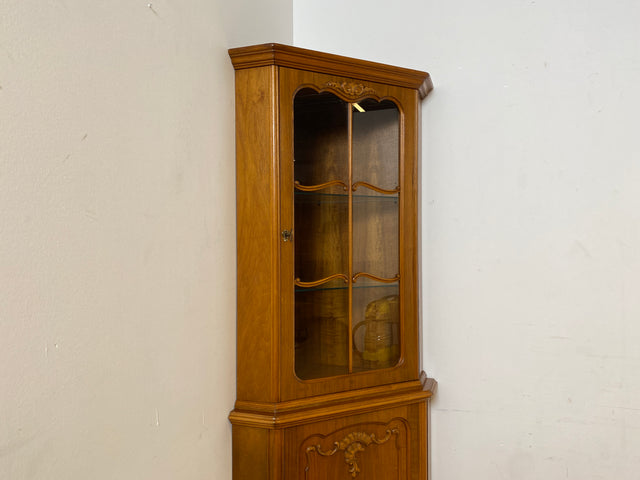 WMK I Hochwertige handverzierte 60er Jahre Chippendale Eckvitrine in Nussbaum I Eckschrank Glasvitrine Geschirrschrank Wohnzimmerschrank Eckkommode Highboard Vintage Barock I Berlin Leipzig Hannover