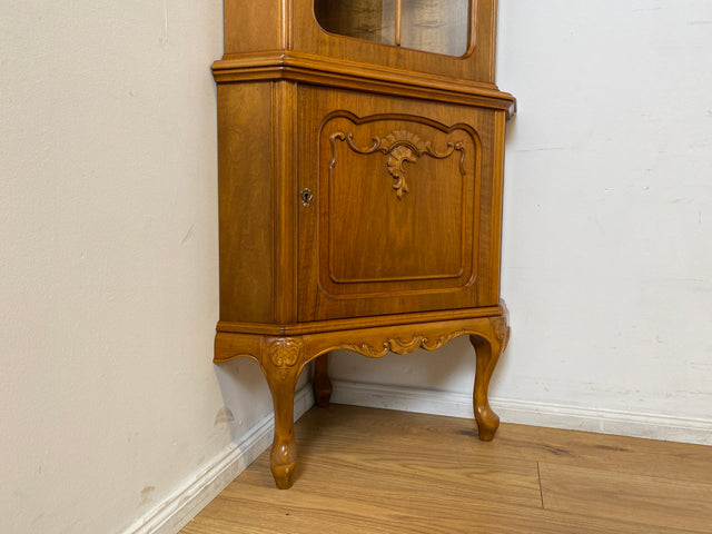 WMK I Hochwertige handverzierte 60er Jahre Chippendale Eckvitrine in Nussbaum I Eckschrank Glasvitrine Geschirrschrank Wohnzimmerschrank Eckkommode Highboard Vintage Barock I Berlin Leipzig Hannover