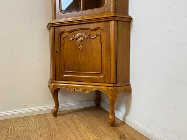 WMK I Hochwertige handverzierte 60er Jahre Chippendale Eckvitrine in Nussbaum I Eckschrank Glasvitrine Geschirrschrank Wohnzimmerschrank Eckkommode Highboard Vintage Barock I Berlin Leipzig Hannover