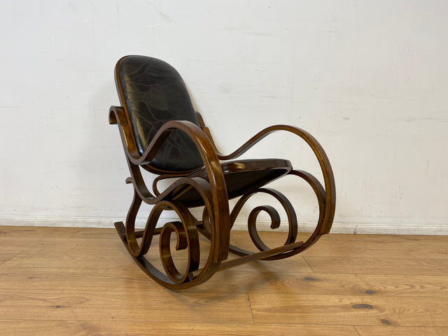 WMK I Sehr schöner 60er Jahre Schaukelstuhl im Stil von Thonet mit Bugholz Rahmen und Kunstleder Bezug