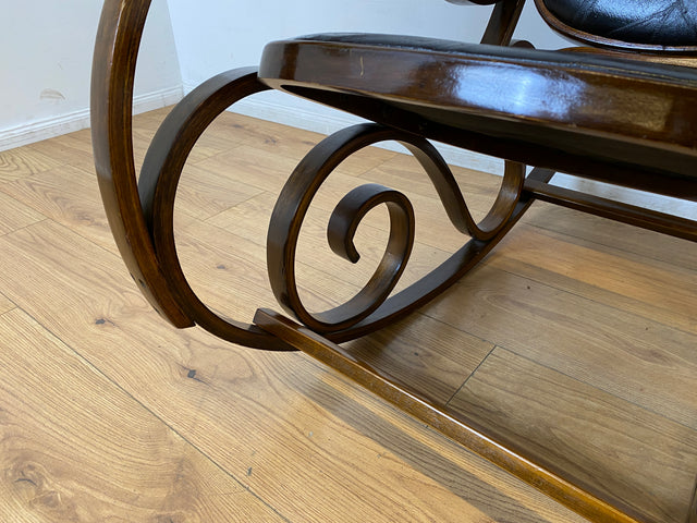 WMK I Sehr schöner 60er Jahre Schaukelstuhl im Stil von Thonet mit Bugholz Rahmen und Kunstleder Bezug