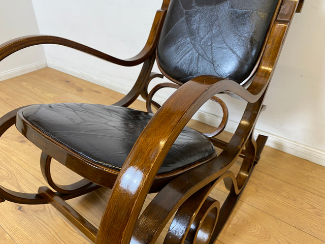 WMK I Sehr schöner 60er Jahre Schaukelstuhl im Stil von Thonet mit Bugholz Rahmen und Kunstleder Bezug