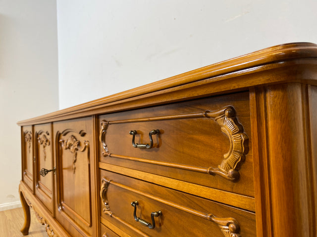 WMK I Hochwertiges handverziertes 60er Jahre Chippendale Sideboard in Nussbaum mit Schubladen