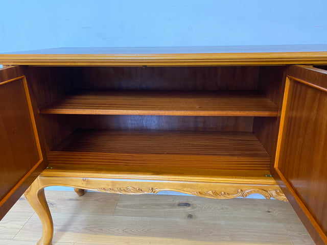 WMK I Hochwertiges handverziertes 60er Jahre Chippendale Sideboard in Nussbaum mit Schubladen