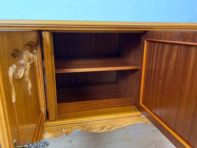 WMK I Hochwertiges handverziertes 60er Jahre Chippendale Sideboard in Nussbaum mit Schubladen