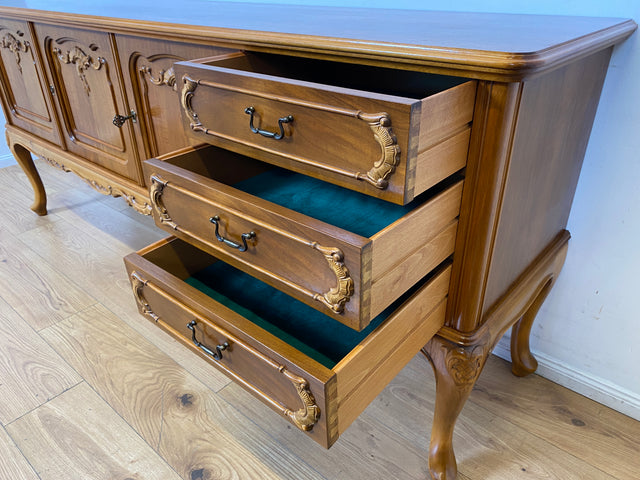 WMK I Hochwertiges handverziertes 60er Jahre Chippendale Sideboard in Nussbaum mit Schubladen