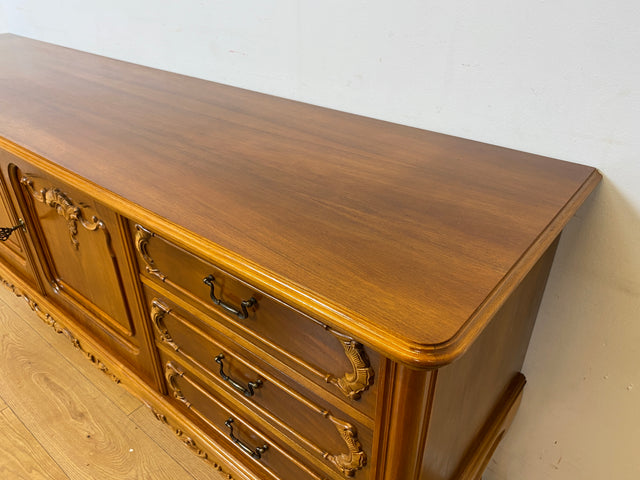 WMK I Hochwertiges handverziertes 60er Jahre Chippendale Sideboard in Nussbaum mit Schubladen