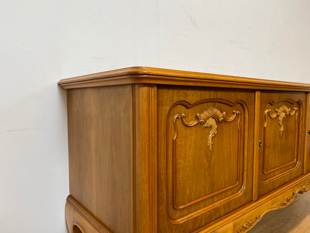 WMK I Hochwertiges handverziertes 60er Jahre Chippendale Sideboard in Nussbaum mit Schubladen