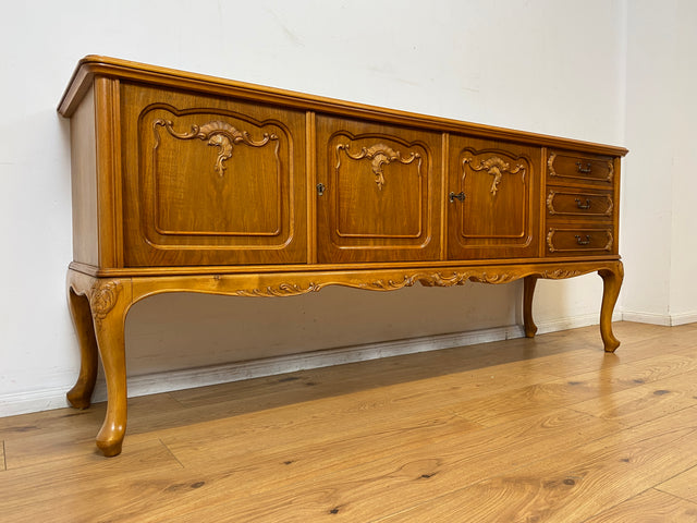 WMK I Hochwertiges handverziertes 60er Jahre Chippendale Sideboard in Nussbaum mit Schubladen