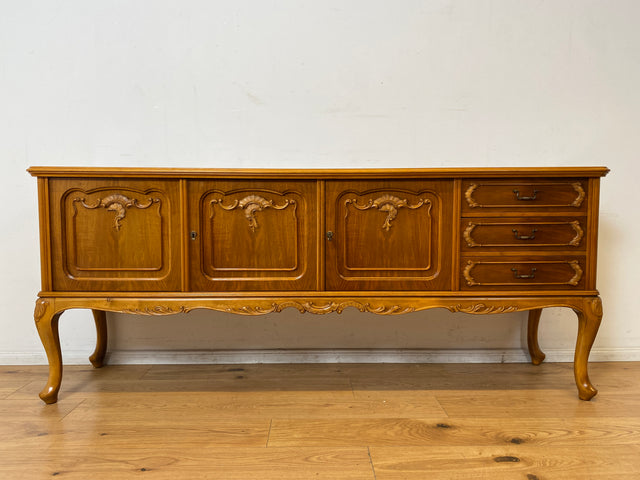 WMK I Hochwertiges handverziertes 60er Jahre Chippendale Sideboard in Nussbaum mit Schubladen