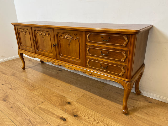 WMK I Hochwertiges handverziertes 60er Jahre Chippendale Sideboard in Nussbaum mit Schubladen