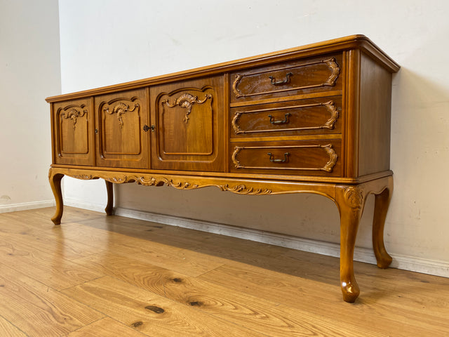 WMK I Hochwertiges handverziertes 60er Jahre Chippendale Sideboard in Nussbaum mit Schubladen