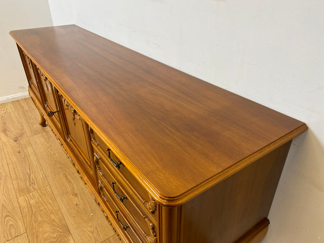 WMK I Hochwertiges handverziertes 60er Jahre Chippendale Sideboard in Nussbaum mit Schubladen
