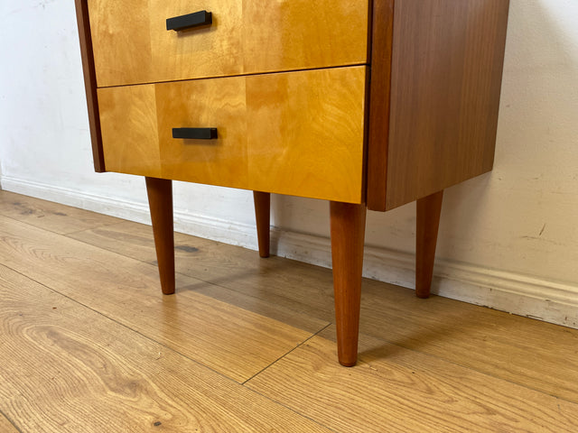 Stilvoller und gut erhaltener Mid-Century Nachttisch mit Schubladen und Originalgriffen