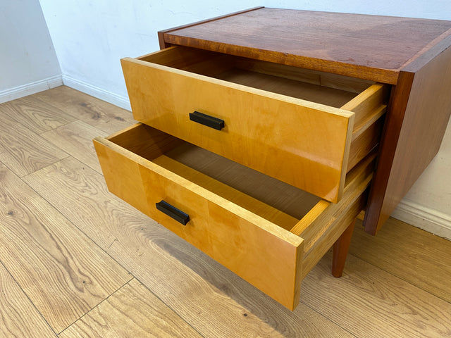 Stilvoller und gut erhaltener Mid-Century Nachttisch mit Schubladen und Originalgriffen