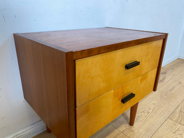 Stilvoller und gut erhaltener Mid-Century Nachttisch mit Schubladen und Originalgriffen