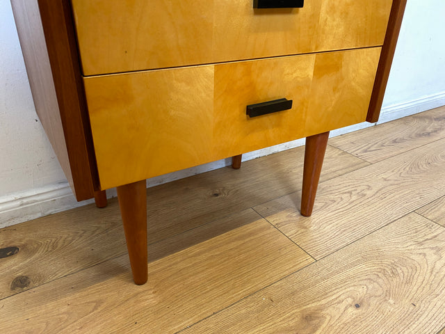 Stilvoller und gut erhaltener Mid-Century Nachttisch mit Schubladen und Originalgriffen
