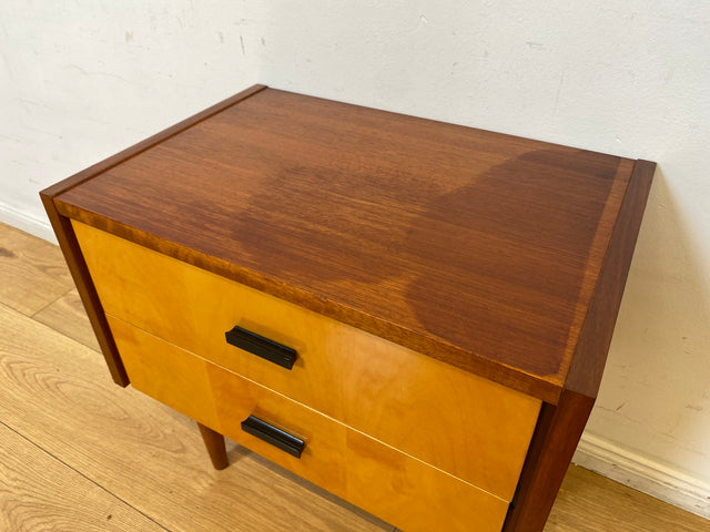 Stilvoller und gut erhaltener Mid-Century Nachttisch mit Schubladen und Originalgriffen