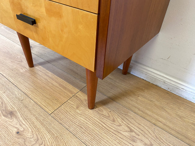 Stilvoller und gut erhaltener Mid-Century Nachttisch mit Schubladen und Originalgriffen