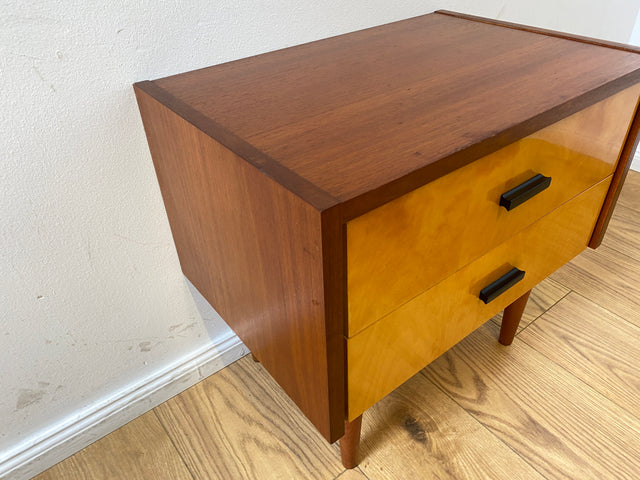 Stilvoller und gut erhaltener Mid-Century Nachttisch mit Schubladen und Originalgriffen