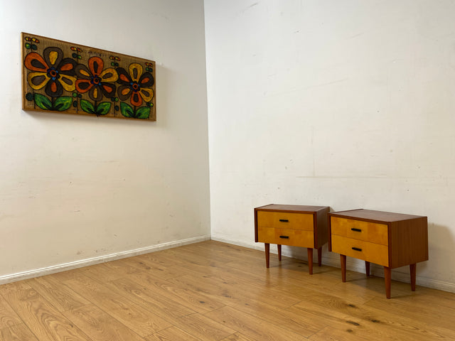 Stilvoller und gut erhaltener Mid-Century Nachttisch mit Schubladen und Originalgriffen