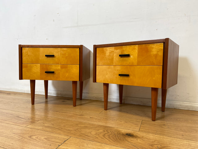 Stilvoller und gut erhaltener Mid-Century Nachttisch mit Schubladen und Originalgriffen