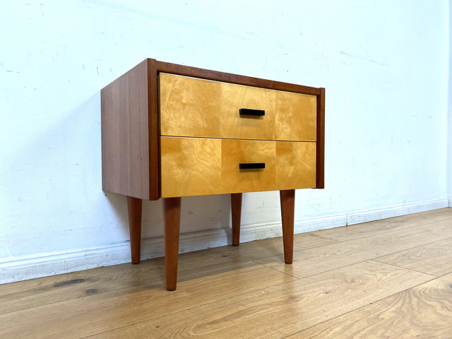 Stilvoller und gut erhaltener Mid-Century Nachttisch mit Schubladen und Originalgriffen