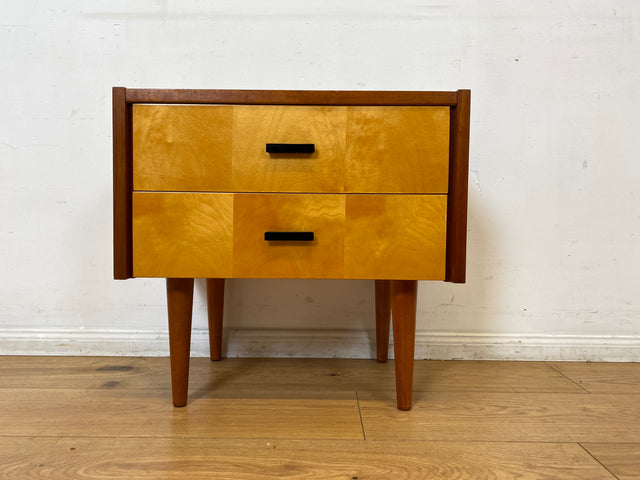 Stilvoller und gut erhaltener Mid-Century Nachttisch mit Schubladen und Originalgriffen