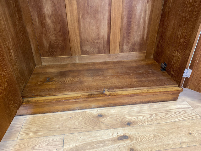 WMK I Sehr schöner und perfekt aufgeteilter 1930er Jahre Art Deco Kleiderschrank , Vollholz in Eiche