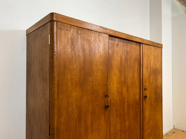 WMK I Sehr schöner und perfekt aufgeteilter 1930er Jahre Art Deco Kleiderschrank , Vollholz in Eiche