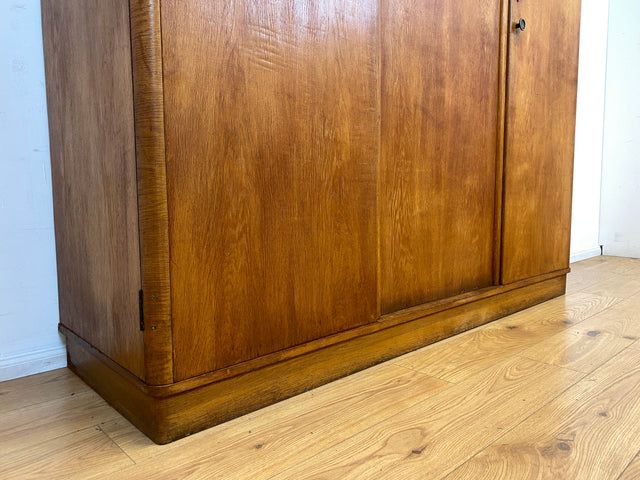 WMK I Sehr schöner und perfekt aufgeteilter 1930er Jahre Art Deco Kleiderschrank , Vollholz in Eiche