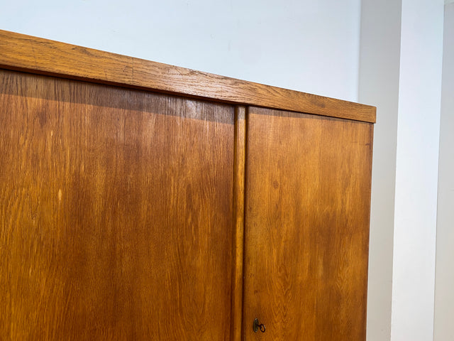 WMK I Sehr schöner und perfekt aufgeteilter 1930er Jahre Art Deco Kleiderschrank , Vollholz in Eiche