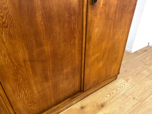 WMK I Sehr schöner und perfekt aufgeteilter 1930er Jahre Art Deco Kleiderschrank , Vollholz in Eiche