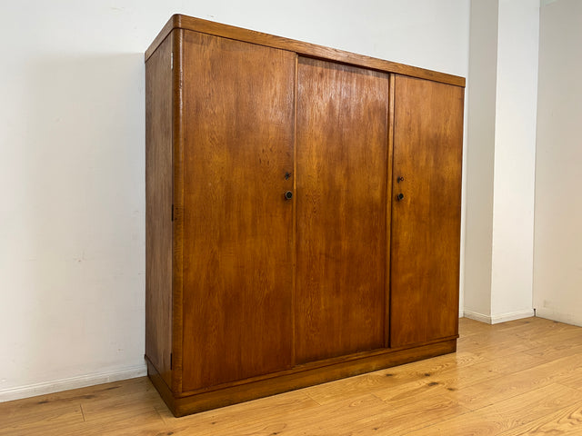 WMK I Sehr schöner und perfekt aufgeteilter 1930er Jahre Art Deco Kleiderschrank , Vollholz in Eiche