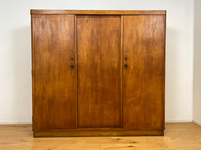 WMK I Sehr schöner und perfekt aufgeteilter 1930er Jahre Art Deco Kleiderschrank , Vollholz in Eiche