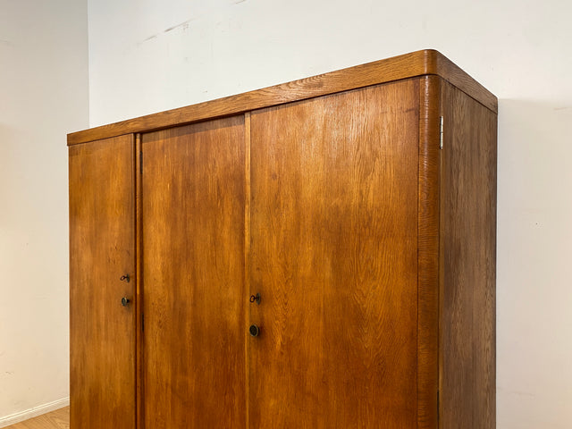 WMK I Sehr schöner und perfekt aufgeteilter 1930er Jahre Art Deco Kleiderschrank , Vollholz in Eiche