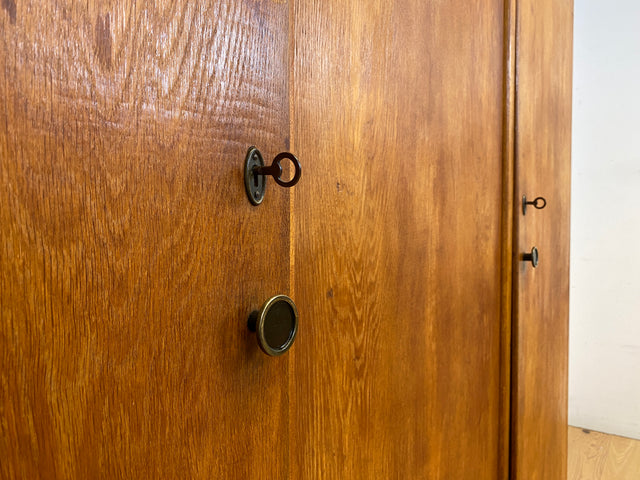 WMK I Sehr schöner und perfekt aufgeteilter 1930er Jahre Art Deco Kleiderschrank , Vollholz in Eiche