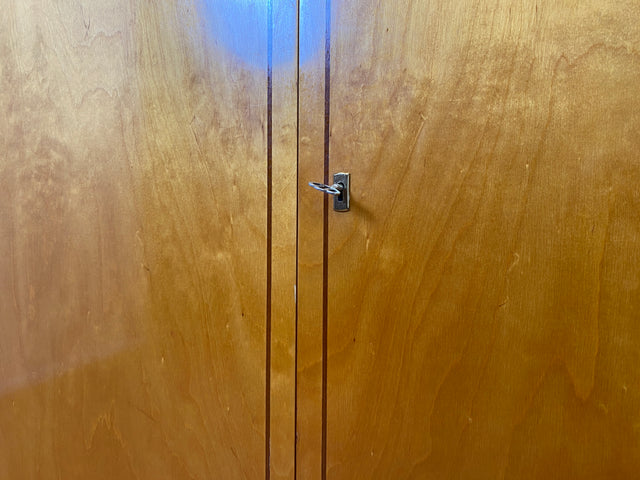 Hochwertiger 2-türiger Mid-Century Kleiderschrank aus 1959 mit Intarsien und Kleiderstange I Schrank Wohnzimmerschrank Dielenschrank Garderobe Wardrobe 50er 60er Vintage I