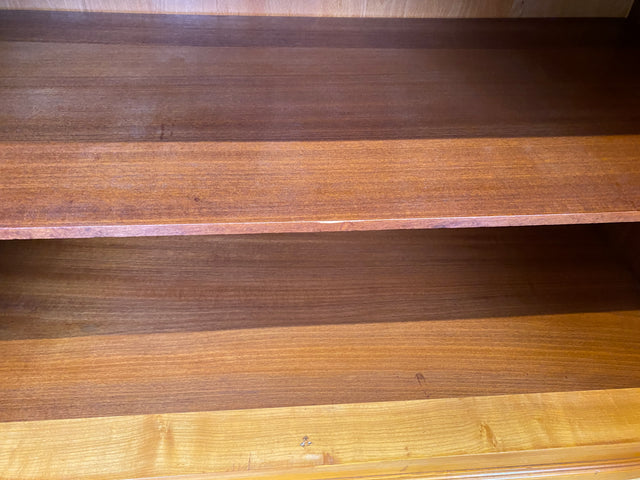 Hochwertiger 2-türiger Mid-Century Wäscheschrank aus 1959 mit Intarsien und Regalböden I Schrank Wohnzimmerschrank Wäscheschrank Garderobe Wardrobe 50er 60er Vintage I