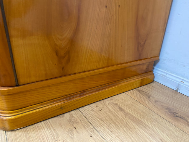Hochwertiger 2-türiger Mid-Century Wäscheschrank aus 1959 mit Intarsien und Regalböden I Schrank Wohnzimmerschrank Wäscheschrank Garderobe Wardrobe 50er 60er Vintage I