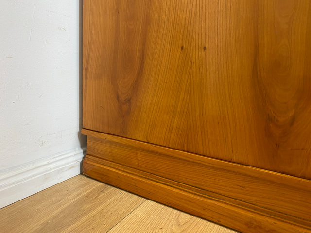 Hochwertiger 2-türiger Mid-Century Wäscheschrank aus 1959 mit Intarsien und Regalböden I Schrank Wohnzimmerschrank Wäscheschrank Garderobe Wardrobe 50er 60er Vintage I