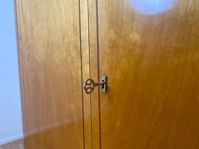Hochwertiger 2-türiger Mid-Century Wäscheschrank aus 1959 mit Intarsien und Regalböden I Schrank Wohnzimmerschrank Wäscheschrank Garderobe Wardrobe 50er 60er Vintage I