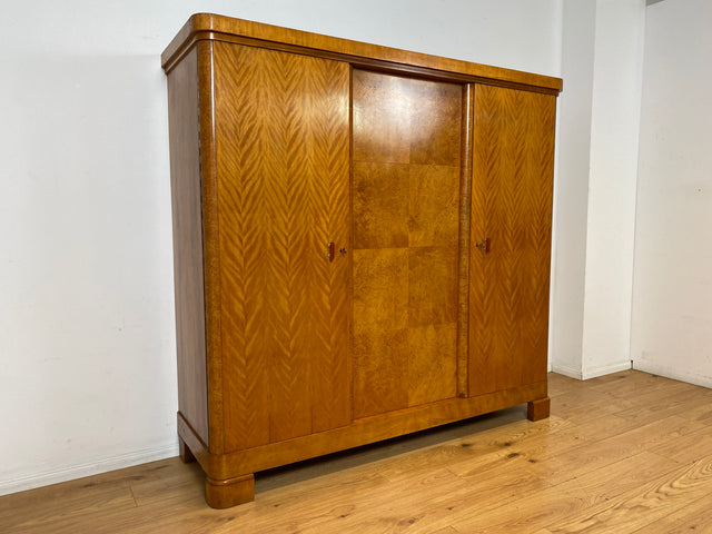 Wunderschöner 30er Jahre Art Deco Kleiderschrank aus vollem Holz mit hübschen Originalgriffen I Schrank Schlafzimmerschrank Wäscheschrank Wardrobe Antik Vintage Mid-Century I