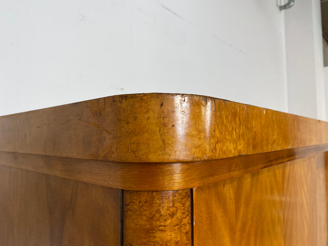 Wunderschöner 30er Jahre Art Deco Kleiderschrank aus vollem Holz mit hübschen Originalgriffen I Schrank Schlafzimmerschrank Wäscheschrank Wardrobe Antik Vintage Mid-Century I