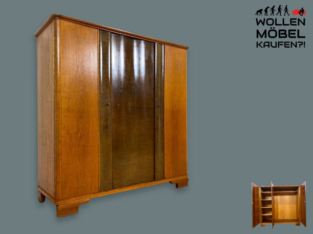 WMK I Formschöner und gut aufgeteilter 30er Jahre Art Deco Kleiderschrank aus vollem Holz