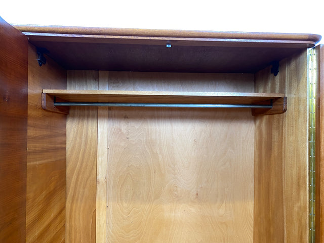 WMK I Formschöner und gut aufgeteilter 30er Jahre Art Deco Kleiderschrank aus vollem Holz