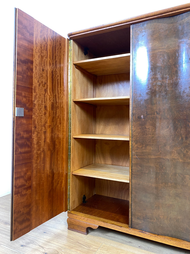WMK I Formschöner und gut aufgeteilter 30er Jahre Art Deco Kleiderschrank aus vollem Holz